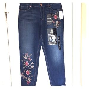 NWT MIRACLEBODY boyfriend jeans with embroidery!
